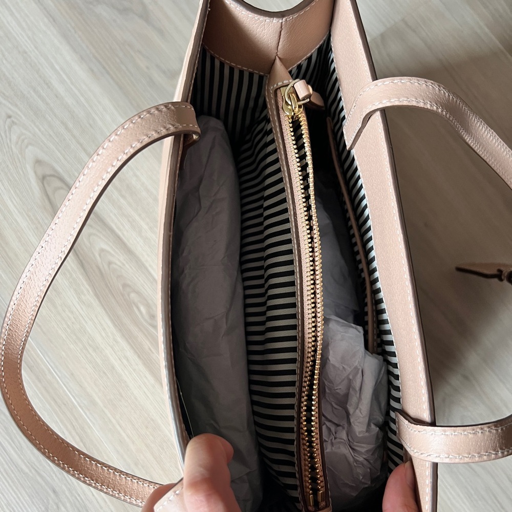 Kate Spade Thompson - Picture 5 of 6